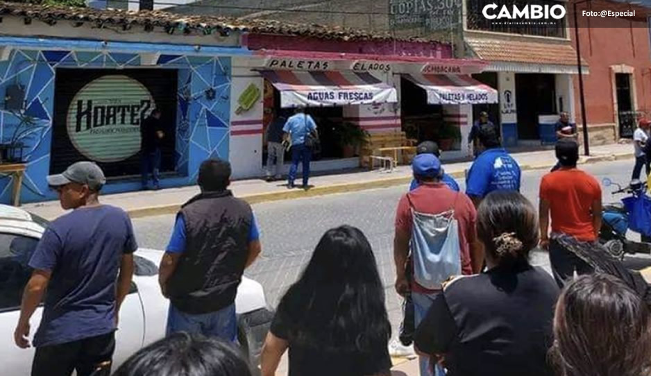 Balean al director de Obras Públicas de Ajalpan frente al Palacio Municipal