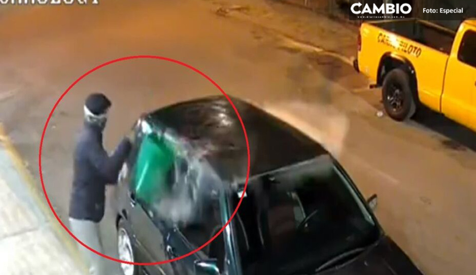 FUERTE VIDEO: Extorsionador prende fuego a auto y termina quemado