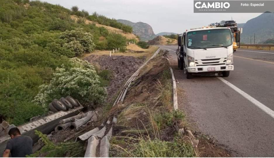 Trailero muere prensado en la “curva del diablo” sobre la Siglo XXl a la altura de Cohuecan