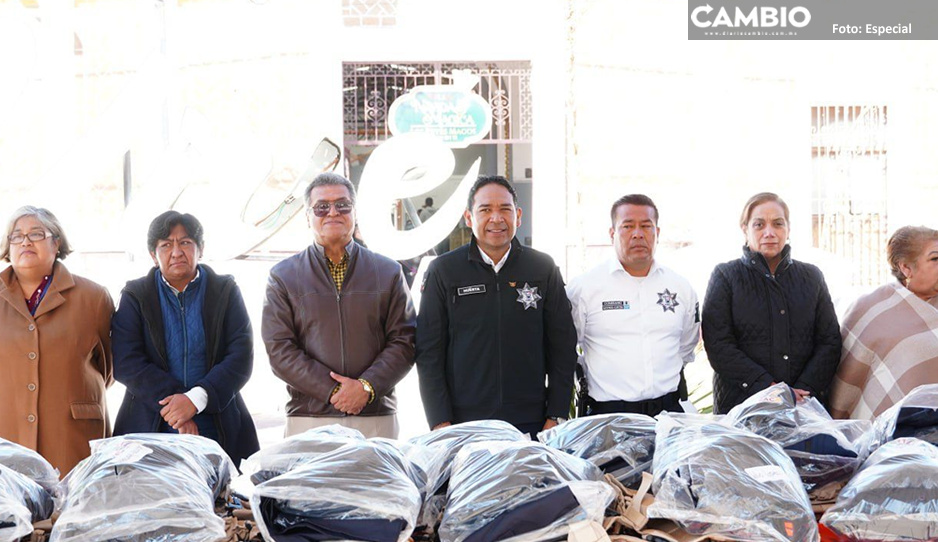 Presidente Municipal de Tepeaca, José Huerta Espinoza, entrega uniformes a policías