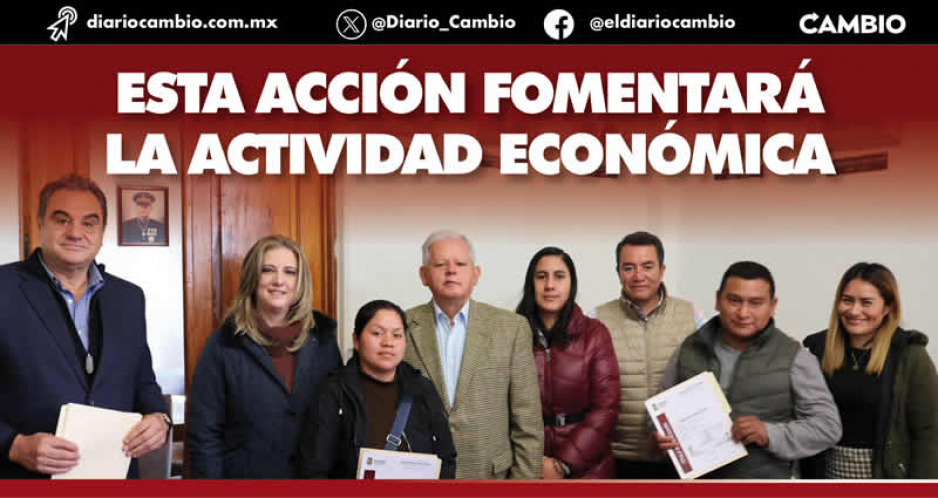 Carlos Peredo entrega 40 títulos de concesión a locatarios del mercado de San Sebastián en Teziutlán