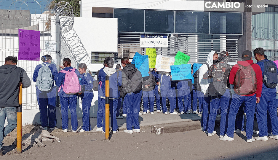Estudiantes del CERT de Texmelucan se manifiestan por irregularidades