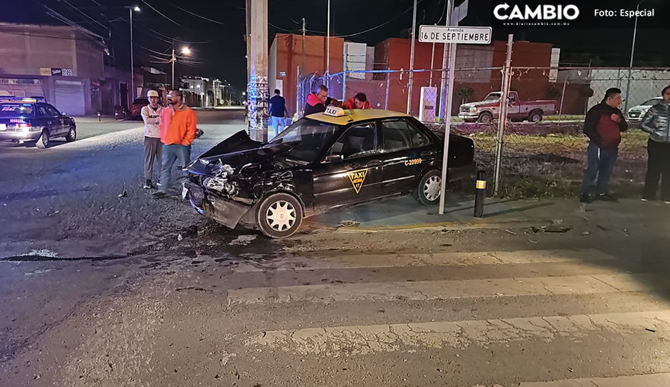 ¡Salieron volando! Bikers chocan vs taxista que colisionó vs particular en la 16 de Septiembre