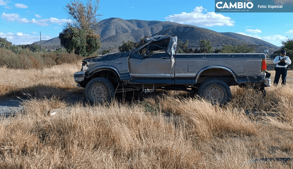 Terrible volcadura de camioneta deja un joven herido en Lomas de Romero