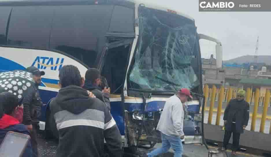 Brutal choque en la México-Puebla deja a chofer prensado y 17 pasajeros heridos