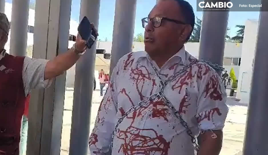 ‘Encadenado a la reja de la SEP’ Profesor acusa presunta venta de plazas y corrupción en Puebla (VIDEO)