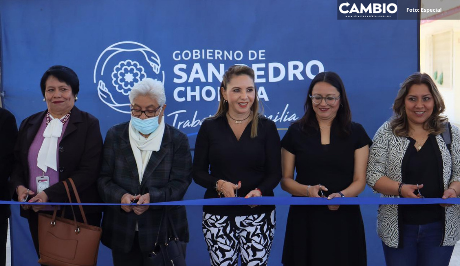 Entrega Paola Angon techado de cancha en primaria “5 de Mayo” en Cholula