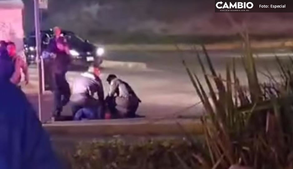 VIDEO: Golpean a mujer policía en la Recta a Cholula; el agresor fue detenido