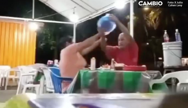 VIDEO: ¡Cuánta agresividad! Golpea y le avienta comida a su novia mientras cenaban