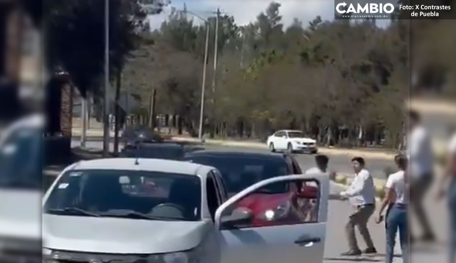 ¡Hay tiro! Se agarran a golpes automovilistas en Boulevard del Niño Poblano (VIDEO)
