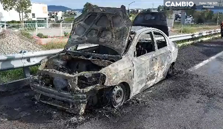 Automóvil se calcina tras incendiarse en la Autopista Puebla – Atlixco (VIDEO)