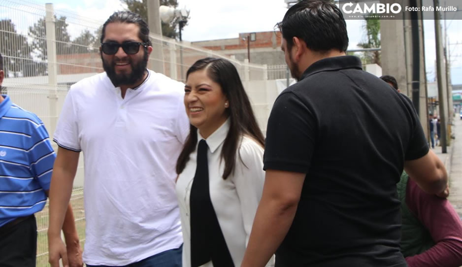 Claudia también llegó acompañada a su audiencia por sus hermanos y personal de su gabinete