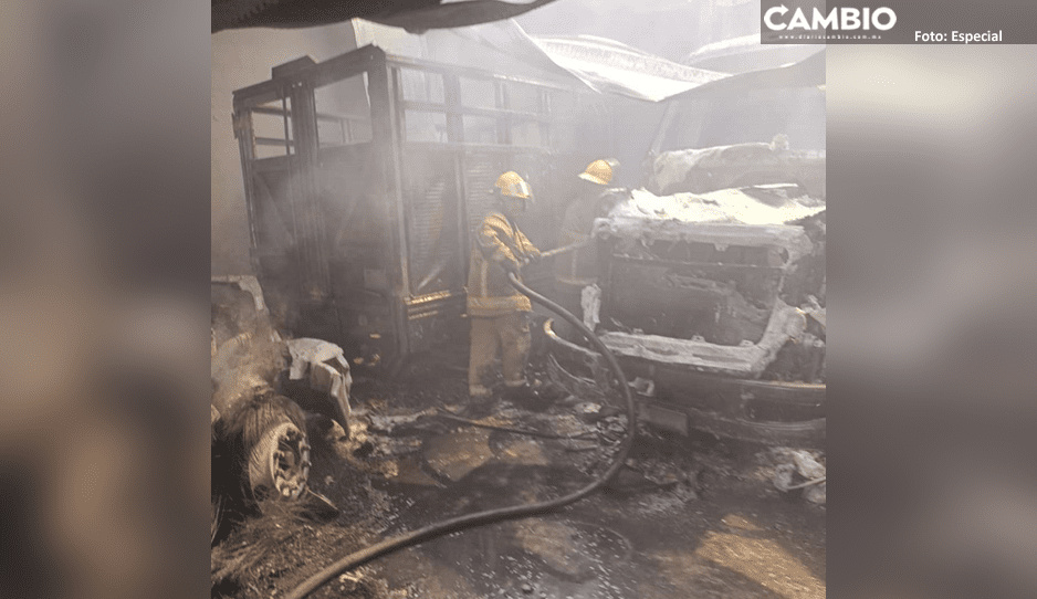Desalojan a familias por fuerte incendio de bodega de autos en Texmelucan