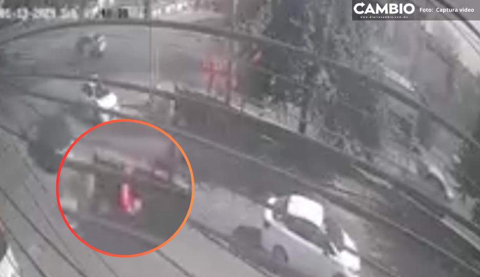 VIDEO FUERTE: Conductor corre envuelto en llamas tras choque múltiple en Nuevo León