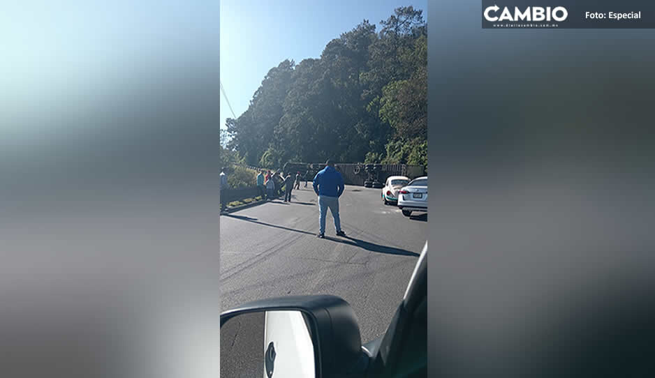 ¡Cuidado! Volcadura de tráiler provoca cierre en la Puebla-Orizaba