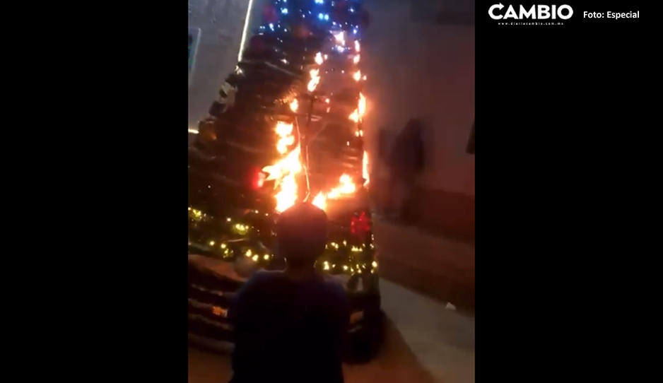 VIDEO: Se incendia árbol de Navidad en Atlixco