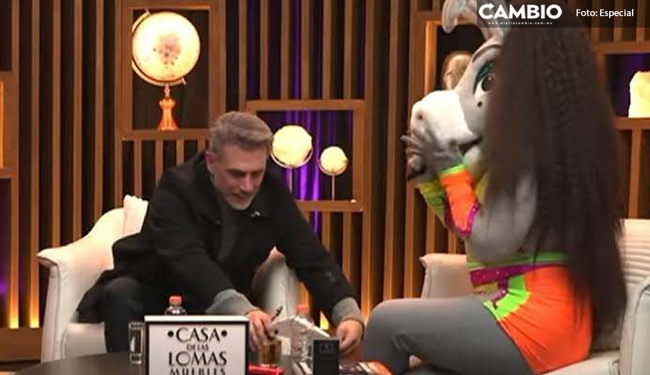 Sergio Mayer hace firmar hoja en blanco a Burrita Burrona para seguir burlándose de Wendy Guevara
