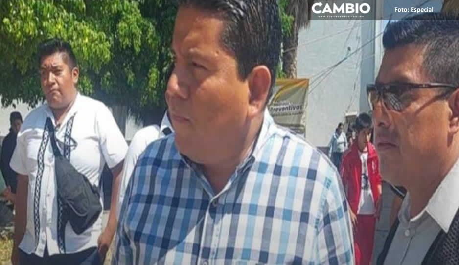 Pese a ola de violencia, alcalde de Ajalpan utiliza a policías como guardaespaldas