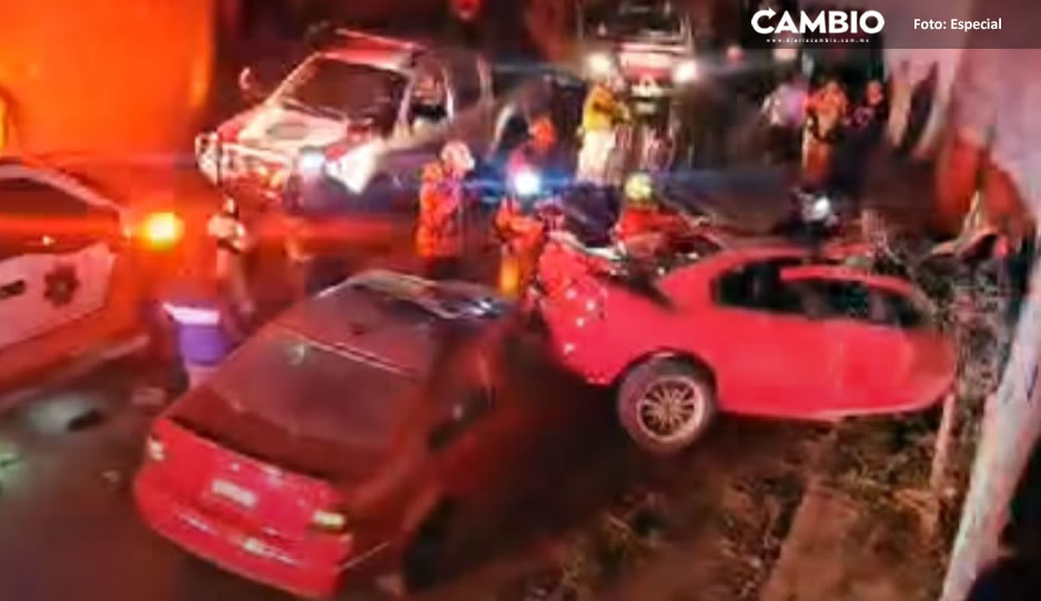 ¡No es Superman! Auto sale volando de Periférico y cae sobre otro; hay cuatro heridos (VIDEO)