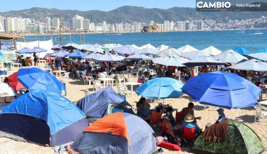 Turistas acampan en Acapulco por altos costos de hoteles tras paso de “Otis”