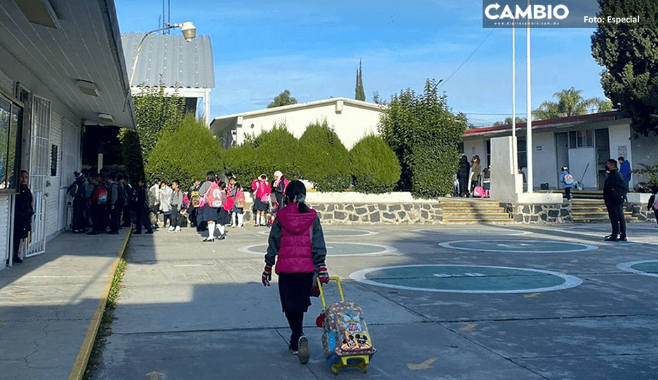 Padres de familia se manifiestan en primaria de San Andrés Cholula; exigen la destitución de la directora