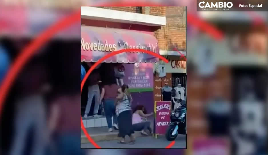 ¡Patadas voladoras y jalones de cabello! Así se pelearon unas mujeres por un hombre (VIDEO)