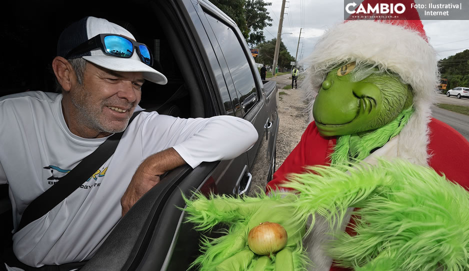 ¡Cuidado con el Grinch! Elemento de tránsito se disfraza y multa a automovilistas con cebollas