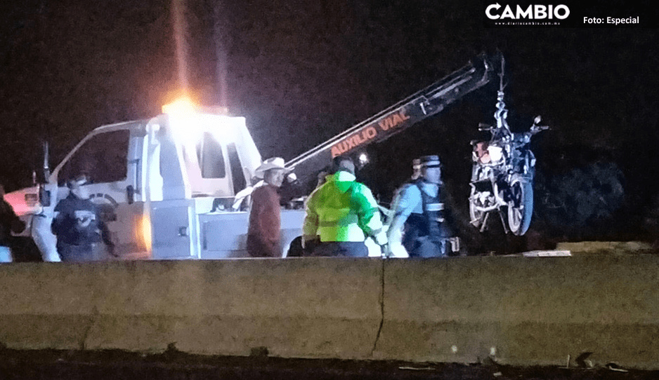 Trágico choque entre camioneta y moto deja a dos jóvenes heridos en la Atlixco-Izúcar (VIDEO)