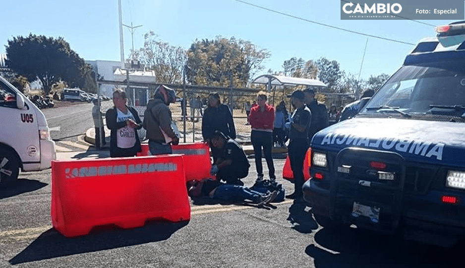 ¡Se salva de milagro! Estudiante derrapa su moto y termina lesionada en Atlixco