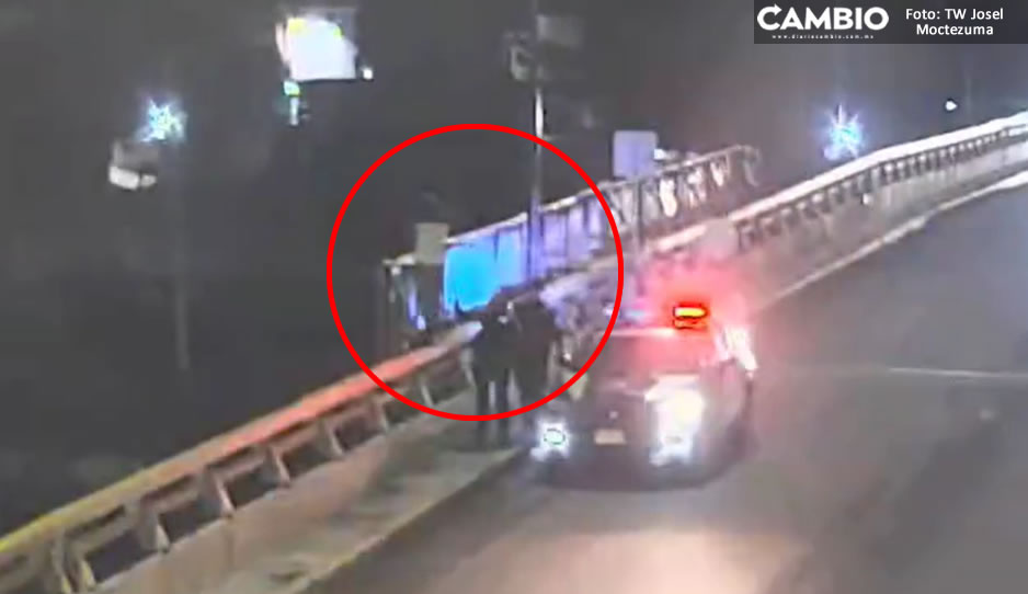 VIDEO: ¡Héroes! Policías evitan que joven se quite la vida en puente de la 14 Sur
