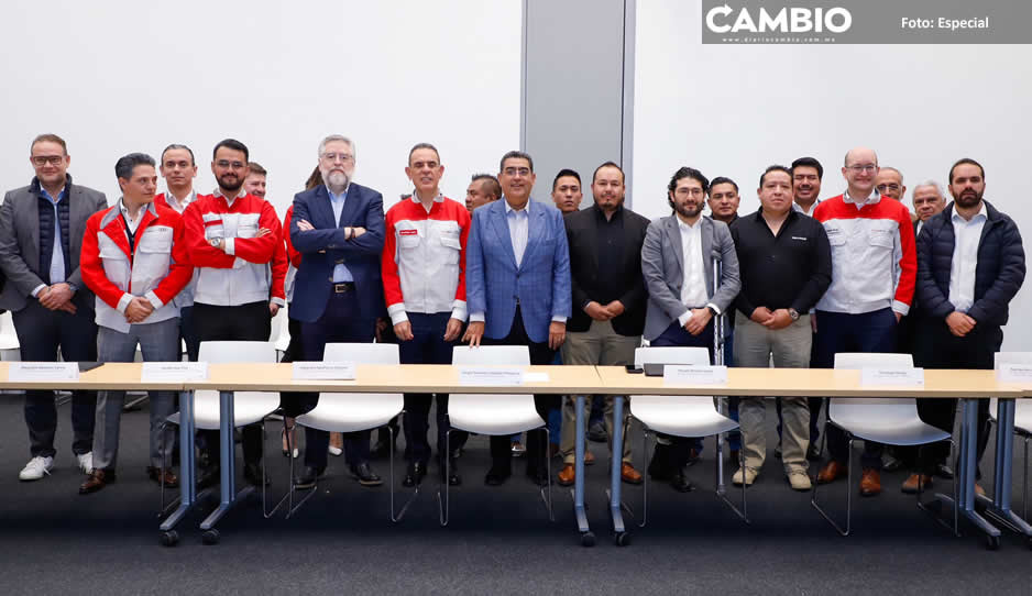 Sergio Salomón y trabajadores de Audi festejan reapertura de planta automotriz