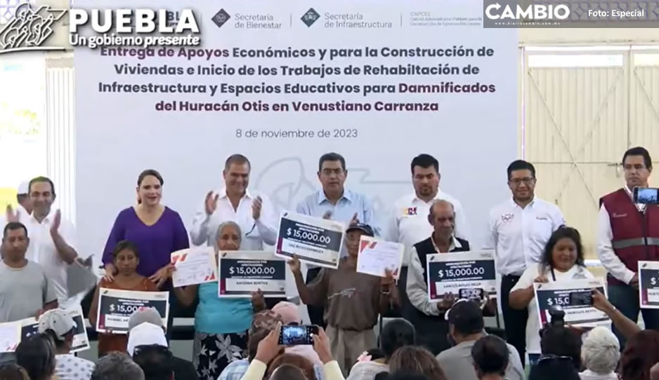 Entrega Sergio Salomón apoyos a damnificados de Otis en Venustiano Carranza