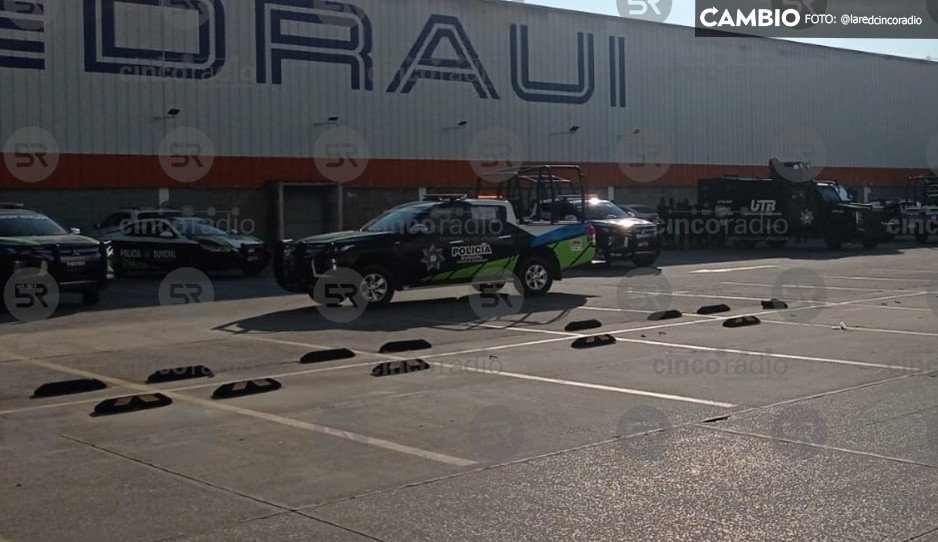 Fuerte movilización policiaca en Chedraui de Xonaca, hay dos hombres armados detenidos