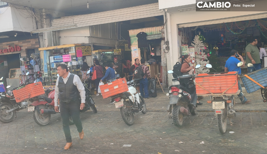 Comerciantes y policías se enfrentan tras confundir a cargador con asaltante en Tehuacán