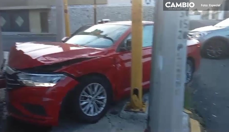 Se pasa el semáforo rojo y provoca choque entre tres autos en la 8 Sur