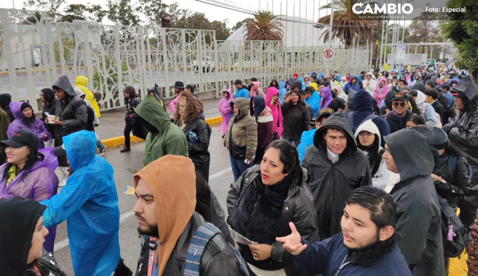 Lluvia retrasa más de tres horas presentaciones e ingreso al Festival Tertulia en Puebla