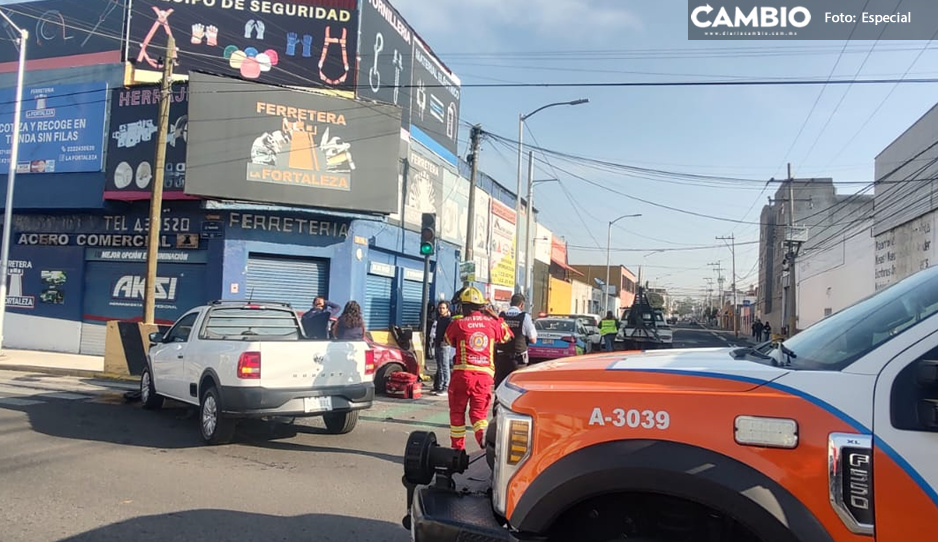 Conductora queda prensada en su auto tras chocar vs camioneta en la 23 Poniente