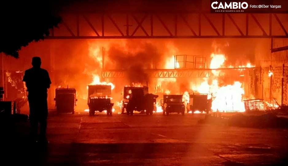Se registra fuerte incendio en la bodega de materiales de &#039;El Triunfo&#039; de Tehuacán