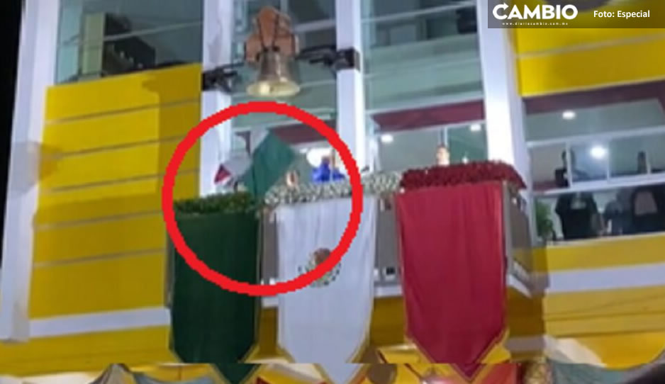 Se le cae la Bandera Nacional a alcaldesa en pleno Grito de Independencia (VIDEO)