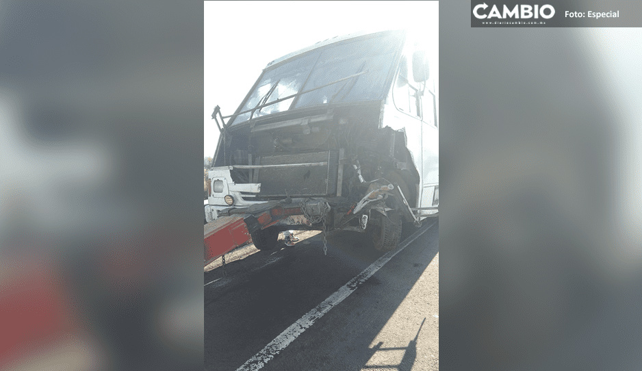 Aparatoso choque deja daños materiales en la México-Puebla