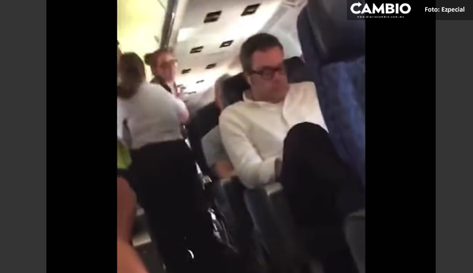 ¿Amor tóxico? Termina con su novia en pleno vuelo y ella pierde el control (VIDEO)