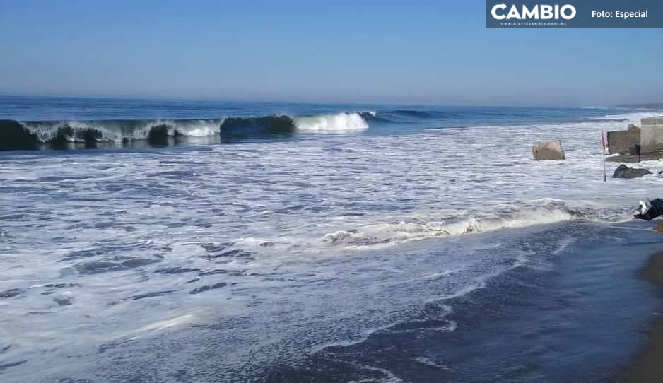 Poblanos son arrastrados por el mar en Playa de Colima; sólo uno sobrevivió