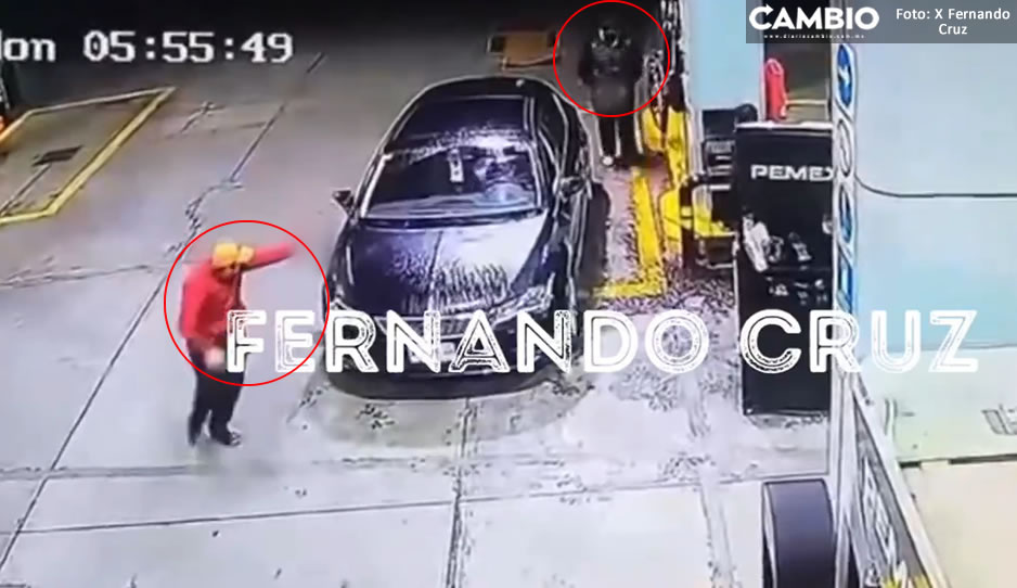 VIDEO: ¡Qué coraje! Así roban auto en gasolinera de Edomex