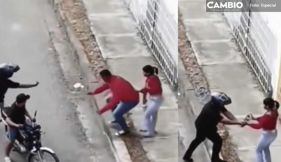 VIDEO: Poco hombre abandona a su novia durante asalto y ladrones le devuelven su bolsa