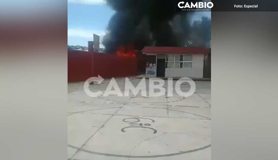 Evacuan a alumnos de kínder y primaria por incendio de choza en colonia El Salvador (VIDEO)