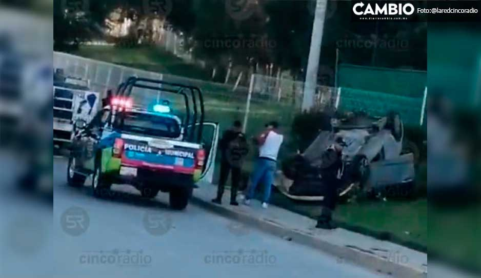 Coche se vuelca y queda con las llantas hacía arriba sobre la 11 Sur (VIDEO)