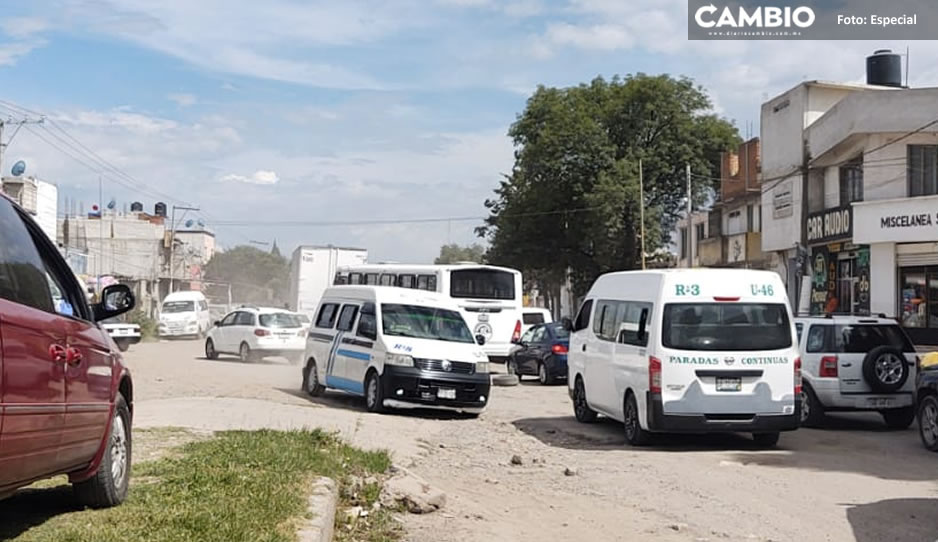 Obra abandonada de Norma Layón provoca caos vial en Texmelucan, ¡desde hace un mes!