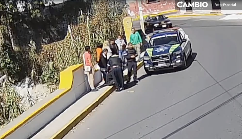¡Héroes sin capa! Policías evitan que jovencito se lance de puente en San Jerónimo Caleras (VIDEO)