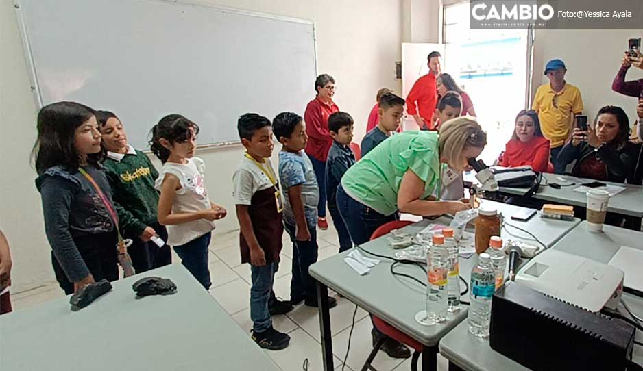 Niños y maestros de primaria en Atlixco reciben conferencia sobre el Popocatépetl