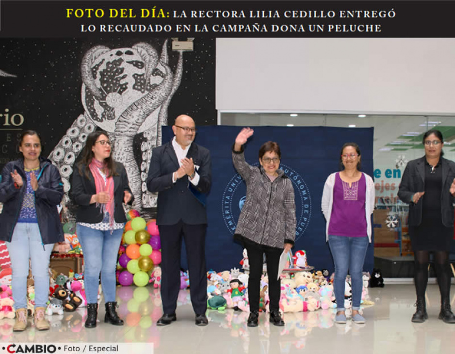 FOTO DEL DÍA: LA RECTORA LILIA CEDILLO ENTREGÓ LO RECAUDADO EN LA CAMPAÑA DONA UN PELUCHE